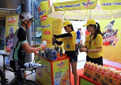 3. Các quầy tiếp nước của nhà tài trợ nước uống tăng lực Number 1 mở cửa để tiếp nước cho các Ironman luyện tập