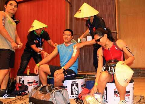 4. Các Ironman của Number 1 team hội quân, làm thủ tục đăng ký và nhận mã số đội