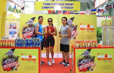 5. (Avatar): Hoàn thành thủ tục, Thảo (trái) - Hoa (giữa) - và Giang đã có buổi họp kỹ thuật nhanh với HLV Paul Normand