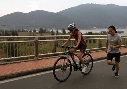 6. Trong ngày, Hoa Nguyễn và Hoàng Lê Giang đã bước vào luyện tập trên đường đua thật, kéo dài từ khách sạn Hyatt Regency đến hết vịnh Đà Nẵng