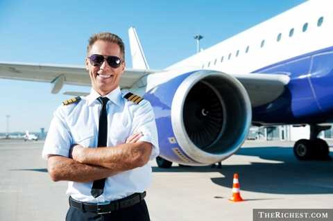 Phi công thương mại. 75.000 USD. Khó có thể nói phi công là một nghề dễ dàng để theo đuổi. Trên thực tế, người ta cũng mất kha khá thời gian để có được chứng chỉ phi công và làm quen rất nhiều với cảm giác về độ cao. Tuy nhiên, so với nhiều ngành nghề khác, phi công cũng là một nghề lương cao mà không phải học quá nhiều Phi công thương mại. 75.000 USD. Khó có thể nói phi công là một nghề dễ dàng để theo đuổi. Trên thực tế, người ta cũng mất kha khá thời gian để có được chứng chỉ phi công và làm quen rất nhiều với cảm giác về độ cao. Tuy nhiên, so với nhiều ngành nghề khác, phi công cũng là một nghề lương cao mà không phải học quá nhiều