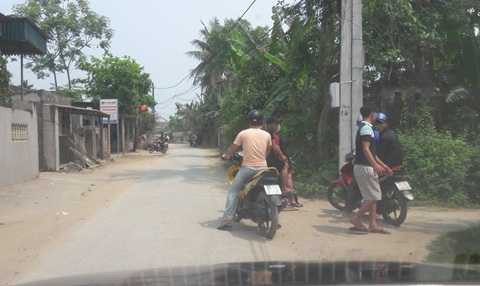 Kẻ bắt cóc kề dao vào cổ con tin bắt di chuyển trên xe máy ở Nghệ An