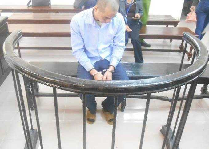 Bị cáo Vinh trước vành móng ngựa.