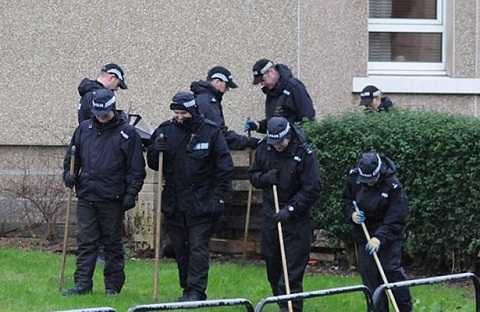 Cảnh sát kiểm tra quanh khu vực nơi xảy ra án mạng. Ảnh Mirror