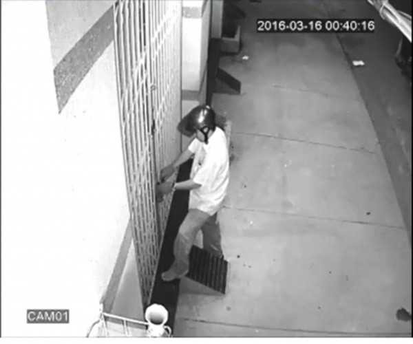 Người lạ khóa ngoài các cửa nhà anh Sử bị camera an ninh ghi hình. Ảnh: C.A