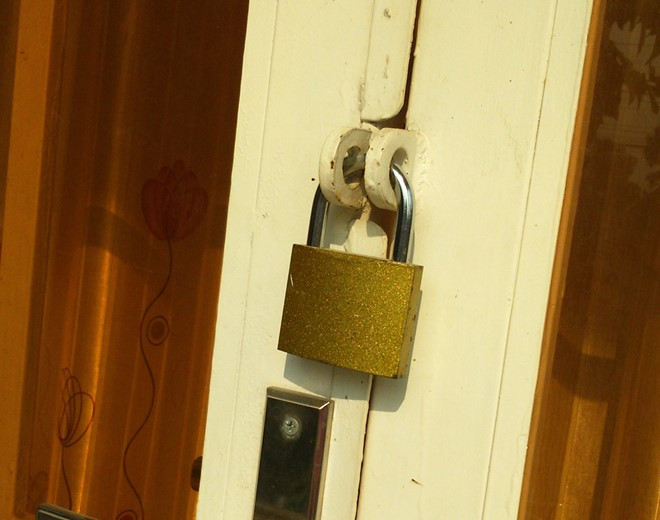 Một trong những ô cửa gia đình anh Sử bị người lạ khóa chặt. Ảnh: T.S