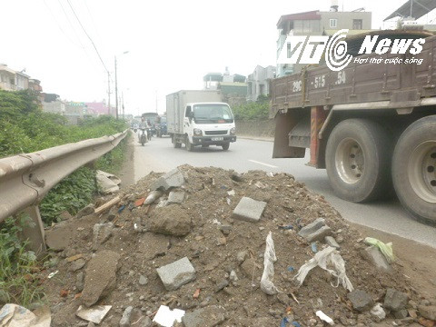 Đống đất đổ ngay giữa đường, nhiều tài xế phải đi chậm, đánh tay lái để tránh