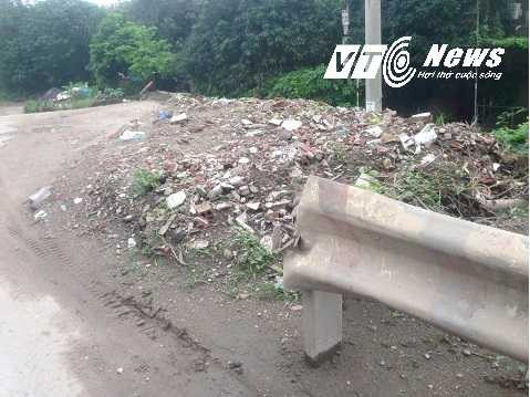 Rào chắn bị phá nát để một số kẻ đổ rác thải