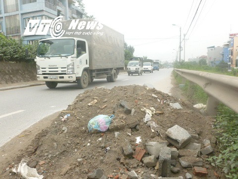 Xe lưu thông qua đoạn đường này đều phải cảnh giác