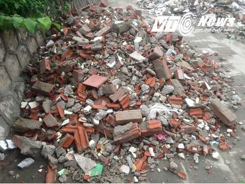 Đống gạch đá đổ trên vỉa hè