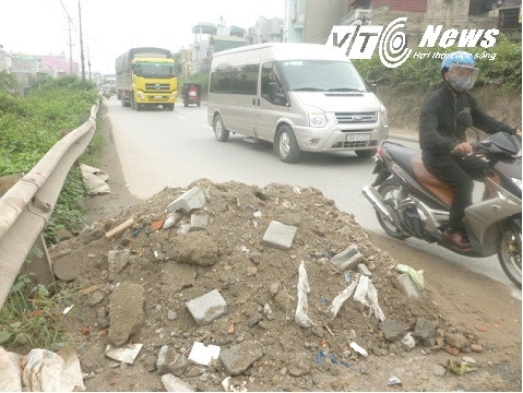 Người tham gia giao thông luồn lách trên đoạn đường này để tránh đất đổ