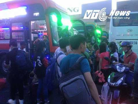 Khách du lịch tập trung đổ xô về bến xe Miền Đông để nghỉ lễ