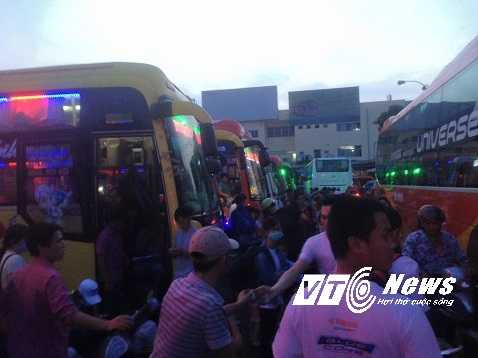Khách du lịch đông tới mức để đi vào bến xe phải luồn lách, chen lấn