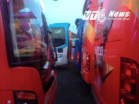 Nhiều chiếc xe chở khách chạy hết công suất khiến nhiều tuyến đường kẹt cúng trong nhiều giờ