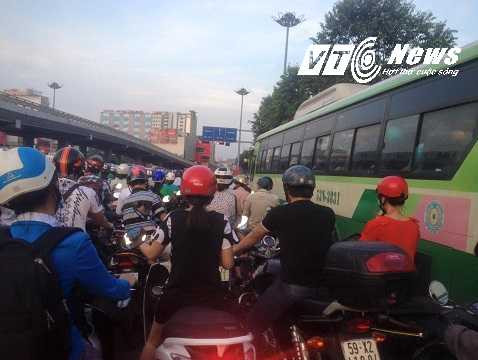 Nhiều xe khách chen lấn gây nên tình trạng ách tắc giao thông