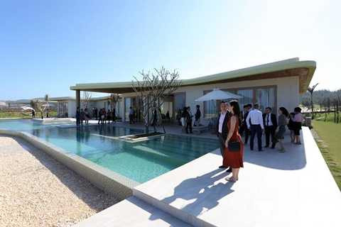 Không ít du khách tỏ ra hào hứng khi đi thăm quan biệt thự biển FLC Quy Nhơn