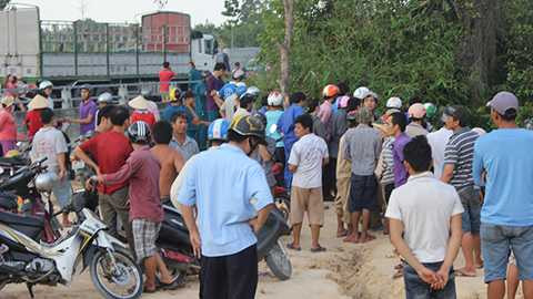 Nhiều người dân tò mò vây quanh địa điểm phát hiên ngôi mộ hoang Nhiều người dân tò mò vây quanh địa điểm phát hiên ngôi mộ hoang