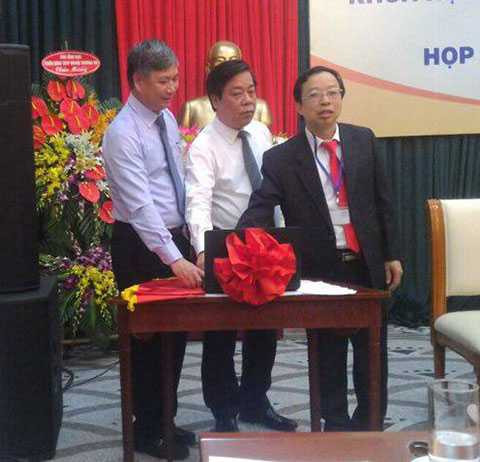 Lãnh đạo Ngân hàng Nhà nước bấm nút khai trương Cổng Thông tin Khoa học và Công nghệ ngành Ngân hàng. Lãnh đạo Ngân hàng Nhà nước bấm nút khai trương Cổng Thông tin Khoa học và Công nghệ ngành Ngân hàng.