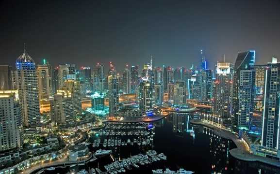 Dubai Marina - bến du thuyền lớn nhất thế giới có chiều rộng hơn 3km - là nơi neo đậu của hàng trăm du thuyền hạng sang. 