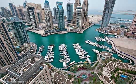 Bến du thuyền Dubai Marina nằm ở phía tây của Dubai, cách trung tâm thành phố chừng 20km. 