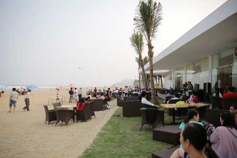 Các hubway hiện đại thay cho lều quán xộc xệch trước đây Các hubway hiện đại thay cho lều quán xộc xệch trước đây