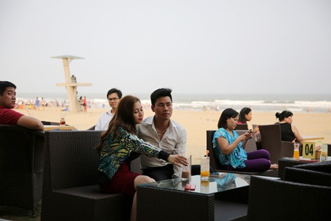 Sầm Sơn giờ không chỉ thu hút du khách thập phương mà còn là điểm đi chơi trong ngày của giới trẻ thành phố Thanh Hóa.