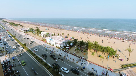 Đường Hồ Xuân Hương được mở rộng cả lòng đường và vỉa hè, tạo không gian thông thoáng cho thị xã du lịch sầm uất Sầm Sơn