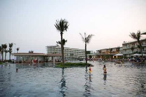 Điểm nhấn trong diện mạo mới thị xã Sầm Sơn là Quần thể du lịch nghỉ dưỡng sinh thái FLC Sầm Sơn, nằm ở cuối đường Hồ Xuân Hương Điểm nhấn trong diện mạo mới thị xã Sầm Sơn là Quần thể du lịch nghỉ dưỡng sinh thái FLC Sầm Sơn, nằm ở cuối đường Hồ Xuân Hương