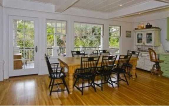 Phòng khách với thiết kế đơn giản mà tinh tế với gam màu trắng chủ đạo. 