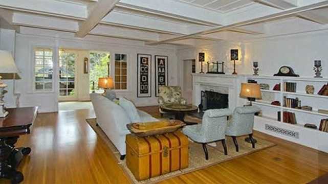  Phòng bếp đặc trưng với màu xanh dịu nhẹ, cửa sổ rộng lớn để hấp thu tối đa ánh sáng thiên nhiên. Toàn bộ trần nhà được gắn đèn trần giúp cung cấp đủ ánh sáng vào buổi tối. 