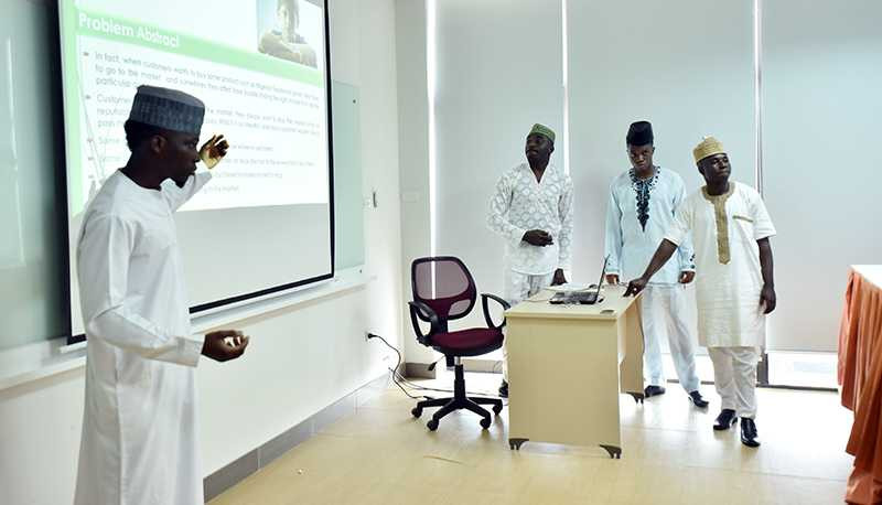 Nhóm sinh viên Nigeria bảo vệ đồ án tốt nghiệp