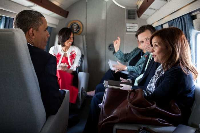 Bên trong chiếc trực thăng này cực kỳ yên tĩnh, đủ để các nhân vật có thể trao đổi với âm lượng thông thường