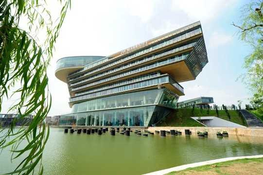 Nằm trong tổ hợp Trung tâm hội nghị Quốc gia và hội trường Ba Đình mới tại quận Nam Từ Liêm (Hà Nội), khách sạn 5 sao JW Marriott được thiết kế với ý tưởng về sự quyền uy, cao quý của biểu tượng con rồng huyền thoại.