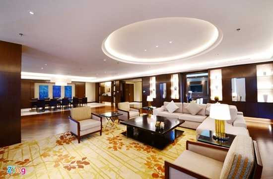Căn phòng Presidential Suite (phòng tổng thống) có tổng diện tích lên tới 320 m2. Bên trong có 8 phòng riêng biệt khác nhau, 3 tivi lớn 47 inch cùng hệ thống âm thanh hiện đại. Riêng phòng khách đã chiếm trọn gần một nửa tổng diện tích sử dụng chung. Đây cũng là một trong những phòng tổng thống có diện tích lớn nhất và đắt nhất tại Việt Nam.