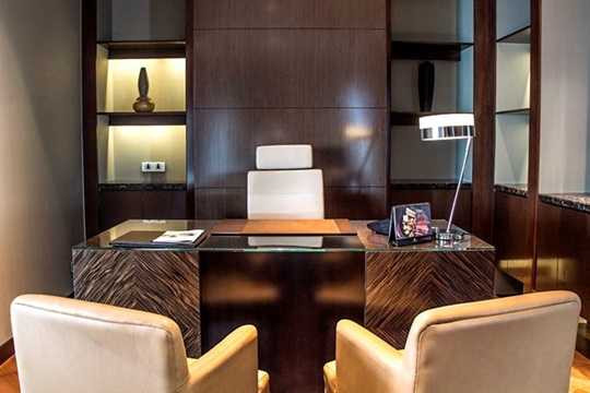 Căn phòng được cho thuê với giá 7.000 USD/đêm (tương đương hơn 140 triệu đồng) - mức giá cao nhất nhì Việt Nam hiện nay. Chỉ có những quản lý cấp cao của khách sạn mới có thể cho thuê căn phòng.