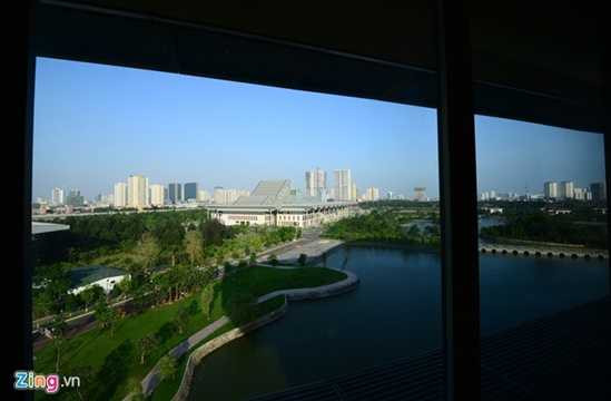 Đây cũng là căn phòng có view đẹp nhất của khách sạn với 3 mặt tiền và góc view 270 độ cùng cửa sổ nghiêng, khách có thể thoải mái ngắm nhìn Hà Nội qua các ô kính lớn.