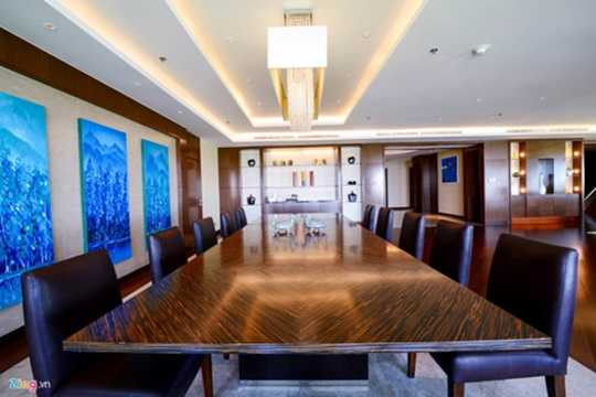 Một góc phòng khách được bài trí bàn làm việc cho 10 người, có thể dùng làm bàn họp hoặc bàn ăn. Bữa sáng, bữa trưa và cocktail buổi tối ở Executive Lounge nằm trên tầng 6 sẽ được làm riêng, đảm bảo quyền riêng tư và bảo mật. Đồ ăn nhẹ được phục vụ cả ngày.