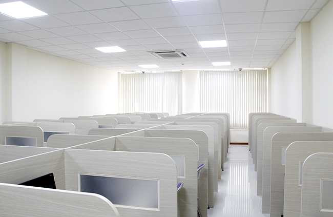 Hình ảnh tại một phòng thi thuộc Trung tâm Khảo thí, Đại học Quốc gia Hà Nội với cơ sở vật chất khang trang đã sẵn sàng cho kỳ thi