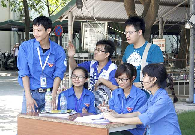 Đoàn Thanh niên - Hội Sinh viên ĐHQGHN thành lập các đội hình Tiếp sức mùa thi tại các điểm thi của ĐHQGHN với gần 1.000 tình nguyện viên tham gia, phối hợp với Đoàn Thanh niên - Hội Sinh viên các đơn vị ĐHQGHN đặt điểm thi để thống nhất công tác hỗ trợ tuyển sinh