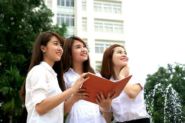 Năm nay, ĐHQGHN sẽ tổ chức làm bài thi ĐGNL Ngoại ngữ trên máy tính cho cả 6 thứ tiếng (Anh, Đức, Nga, Nhật, Pháp, Trung). Đề gồm 80 câu hỏi trắc nghiệm. Thời gian làm bài là 90 phút. Kết quả bài thi ngoại ngữ chỉ có giá trị ngay trong năm dự thi để xét tuyển vào Trường ĐH Ngoại ngữ thuộc ĐHQGHN và vào các trường đại học, cao đẳng không thuộc ĐHQGHN có công bố sử dụng kết quả bài thi ngoại ngữ để xét tuyển