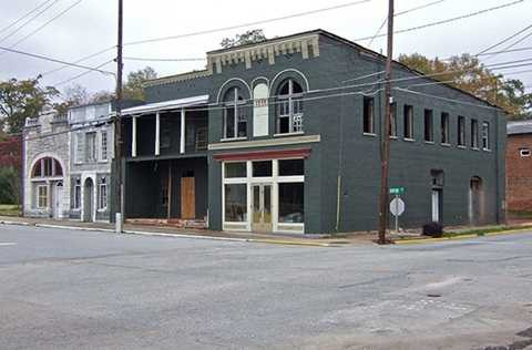 Nơi đây từng là nơi sản xuất bông sợi nhưng cư dân rời bỏ Grantville sau khi nhà máy sản xuất bông đóng cửa năm 1991. Hiện còn rất ít cư dân sinh sống ở thị trấn hoang vắng này. Nơi đây từng là nơi sản xuất bông sợi nhưng cư dân rời bỏ Grantville sau khi nhà máy sản xuất bông đóng cửa năm 1991. Hiện còn rất ít cư dân sinh sống ở thị trấn hoang vắng này.