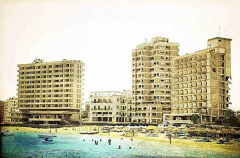Thành phố ma Varosha nằm ở vùng ngoại ô của thành phố Famagusta trên đảo Cyprus. Nơi đây từng là một trong những địa điểm du lịch nổi tiếng nhất thế giới với hơn 39.000 người sinh sống. Tuy nhiên, đến năm 1974, quân đội Thổ Nhĩ Kỳ đã chiếm thành phố này. Thành phố ma Varosha nằm ở vùng ngoại ô của thành phố Famagusta trên đảo Cyprus. Nơi đây từng là một trong những địa điểm du lịch nổi tiếng nhất thế giới với hơn 39.000 người sinh sống. Tuy nhiên, đến năm 1974, quân đội Thổ Nhĩ Kỳ đã chiếm thành phố này.