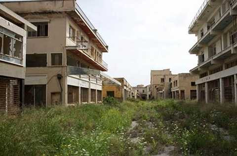 Sau khi cuộc xung đột kết thúc, người dân của thành phố Varosha muốn quay trở lại nơi này nhưng chính phủ Thổ Nhĩ Kỳ cấm tiến vào. Đến năm 1984, Liên Hiệp Quốc đã yêu cầu Thổ Nhĩ Kỳ bàn giao thành phố Varosha cho họ để tổ chức đàm phán các điều kiện cho người dân tái định cư. Tuy nhiên, Thổ Nhĩ Kỳ từ chối yêu cầu này. Sau khi cuộc xung đột kết thúc, người dân của thành phố Varosha muốn quay trở lại nơi này nhưng chính phủ Thổ Nhĩ Kỳ cấm tiến vào. Đến năm 1984, Liên Hiệp Quốc đã yêu cầu Thổ Nhĩ Kỳ bàn giao thành phố Varosha cho họ để tổ chức đàm phán các điều kiện cho người dân tái định cư. Tuy nhiên, Thổ Nhĩ Kỳ từ chối yêu cầu này.