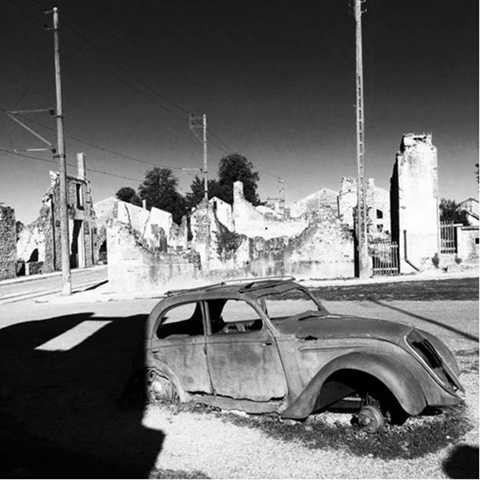 Oradour-sur-Glane ở Pháp bị Đức Quốc xã phá hủy năm 1944. Trong sự kiện đó, hàng trăm người dân sinh sống ở ngôi làng này bị thảm sát một cách tàn khốc. Một phần thành phố vẫn còn tồn tại đến ngày nay mặc dù những tòa nhà mới hơn cũng được xây dựng gần đó. Oradour-sur-Glane ở Pháp bị Đức Quốc xã phá hủy năm 1944. Trong sự kiện đó, hàng trăm người dân sinh sống ở ngôi làng này bị thảm sát một cách tàn khốc. Một phần thành phố vẫn còn tồn tại đến ngày nay mặc dù những tòa nhà mới hơn cũng được xây dựng gần đó.