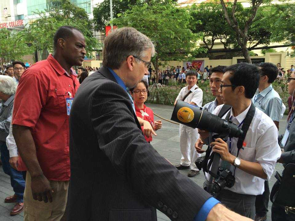 Hàng trăm bạn trẻ xếp hàng từ sáng sớm ở GEM Center đợi Tổng thống Obama