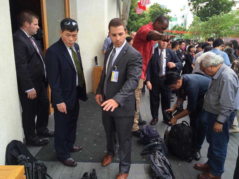 Hàng trăm bạn trẻ xếp hàng từ sáng sớm ở GEM Center đợi Tổng thống Obama