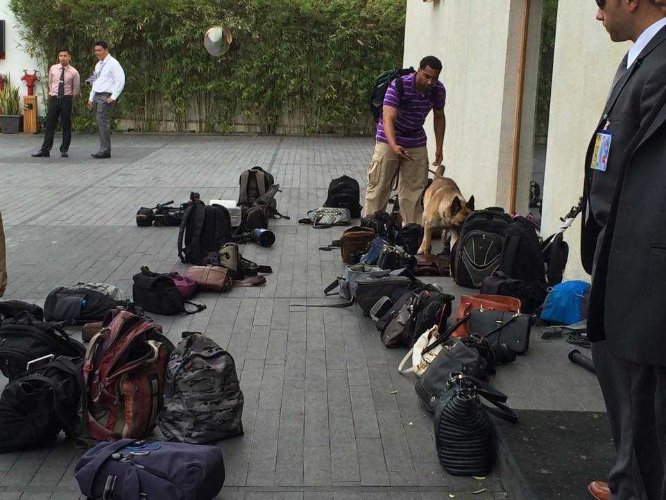 Hàng trăm bạn trẻ xếp hàng từ sáng sớm ở GEM Center đợi Tổng thống Obama