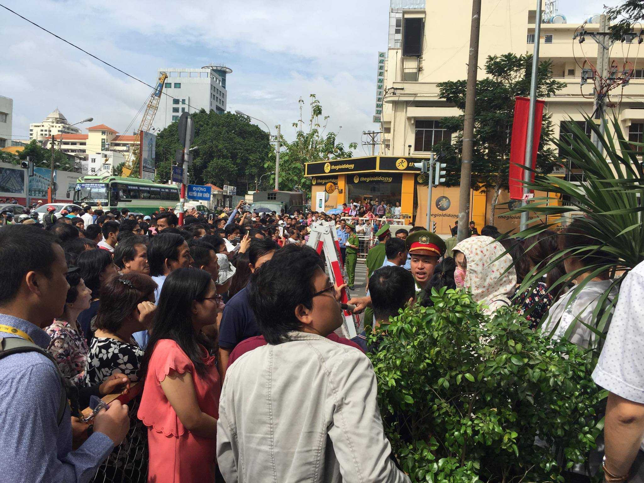 Người dân phủ kín những con phố gần GEM Center ảnh Chu Nguyên