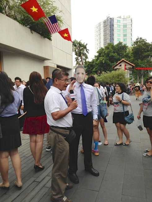 Một khán giả hâm mộ đóng giả ông Obama, xuất hiện tại cuộc giao lưu với các thành viên người Việt thuộc "Sáng kiến Lãnh đạo trẻ Đông Nam Á" (YSEALI) sáng (25/5).