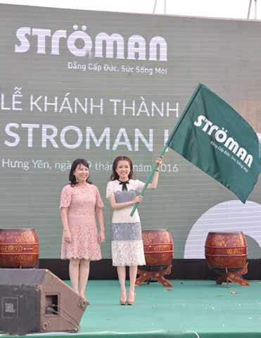 Chủ tịch HĐQT Tập đoàn Tân Á Đại Thành, bà Nguyễn Thị Mai Phương trao lá cờ Stroman cho Tân Tổng giám đốc Công ty CP Nhựa Stroman Việt Nam, bà Nguyễn Phương Anh Chủ tịch HĐQT Tập đoàn Tân Á Đại Thành, bà Nguyễn Thị Mai Phương trao lá cờ Stroman cho Tân Tổng giám đốc Công ty CP Nhựa Stroman Việt Nam, bà Nguyễn Phương Anh